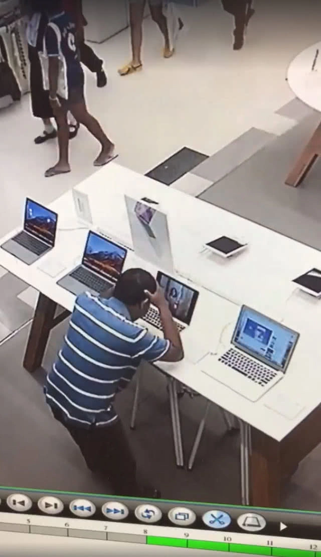 หนุ่มหื่น!! เปิดคลิปโป๊ กลางห้าง