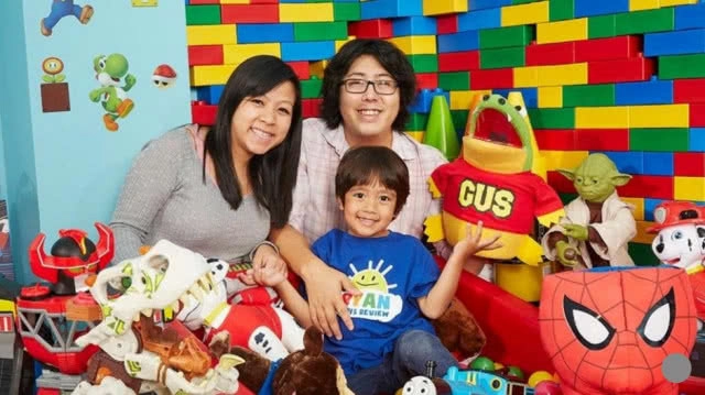 รู้ยัง??? ดช.อเมริกันเน็ตไอดอลรีวิวของเล่นชื่อดัง ออกสินค้าของตัวเองแล้ว