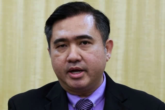 รมต.มาเลเซียตอบ ส.ส.สายเคร่ง หากคิดว่า ชุดแอร์โฮสเตส โป๊เกินไป ก็ไม่ต้องมอง