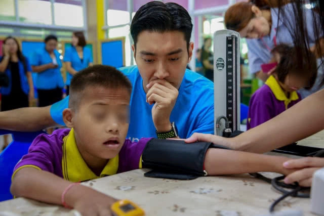 เอาใจไปเลย!! "ชีวอน" มาอุบลฯ ก่อนข้ามไปช่วยน้ำท่วมลาว