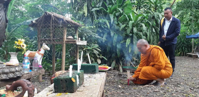 (คลิป) "พระวิระชัย" นำเณรทีมหมูป่า พร้อมขรก.ตำรวจ ขอขมา-อธิษฐานจิตหน้าถ้ำหลวงฯ