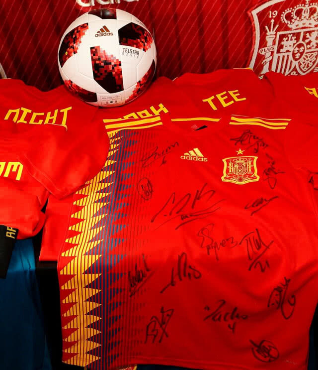 กระทิงดุ จัดให้!! สกรีนเสื้อ พร้อมชื่อ-ลายเซ็น ให้ 13 หมูป่า