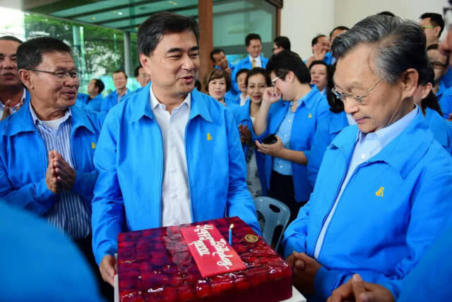 แกนนำ ปชป. ตบเท้าเบิร์ธเดย์ 54 ปี "มาร์ค" คึกคัก เผยชีวิตแฮปปี้…
