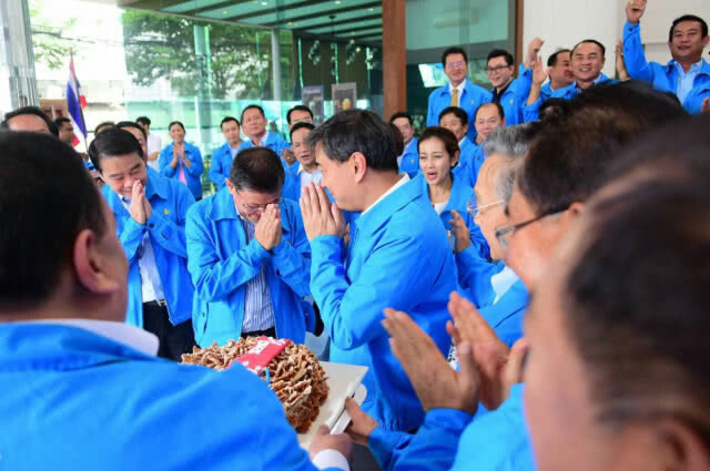 แกนนำ ปชป. ตบเท้าเบิร์ธเดย์ 54 ปี "มาร์ค" คึกคัก เผยชีวิตแฮปปี้…