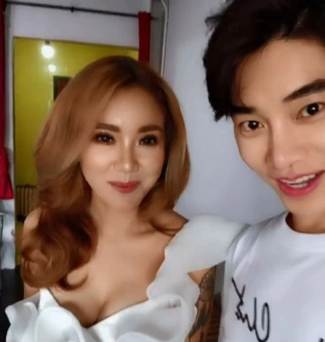 ขยี้ตาแป๊ป!! "น้องฉัตร" เนรมิตแม่ค้าออนไลน์สายโหด จนสวยสะท้านโซเชียล