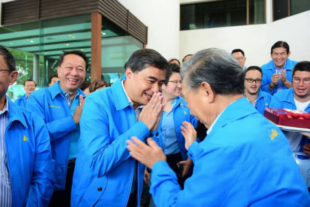 แกนนำ ปชป. ตบเท้าเบิร์ธเดย์ 54 ปี "มาร์ค" คึกคัก เผยชีวิตแฮปปี้…