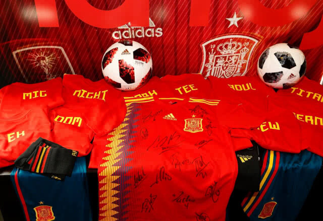 กระทิงดุ จัดให้!! สกรีนเสื้อ พร้อมชื่อ-ลายเซ็น ให้ 13 หมูป่า