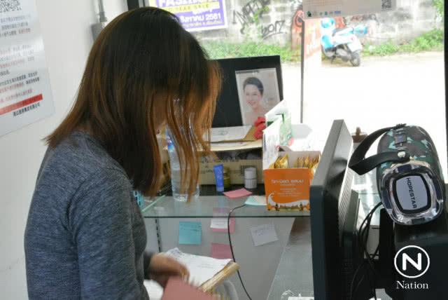 ตำรวจบุกยึดแผ่นมาร์คหน้าปลอม กลางเมืองเชียงใหม่