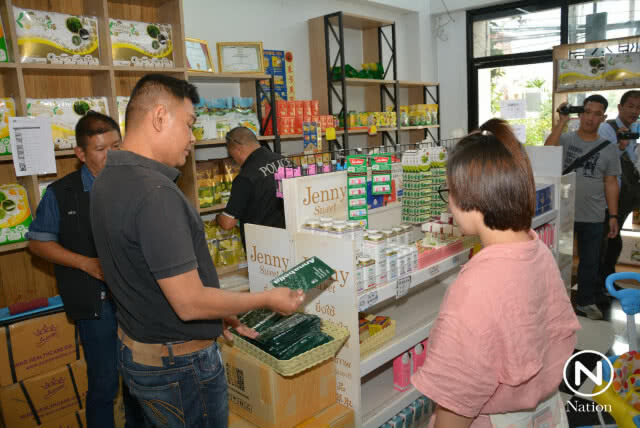 ตำรวจบุกยึดแผ่นมาร์คหน้าปลอม กลางเมืองเชียงใหม่