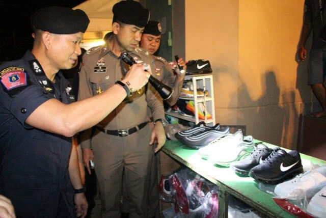 ‘บิ๊กโจ๊ก’ ควง ‘ผบช.ภ.2’ลุยจับสินค้าละเมิดลิขสิทธิ์ตลาดนัดเทพประสิทธิ์ ของกลางกว่าหมื่นชิ้น