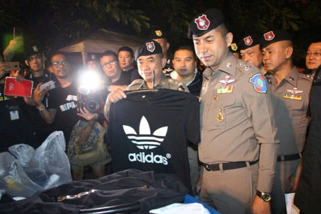‘บิ๊กโจ๊ก’ ควง ‘ผบช.ภ.2’ลุยจับสินค้าละเมิดลิขสิทธิ์ตลาดนัดเทพประสิทธิ์ ของกลางกว่าหมื่นชิ้น