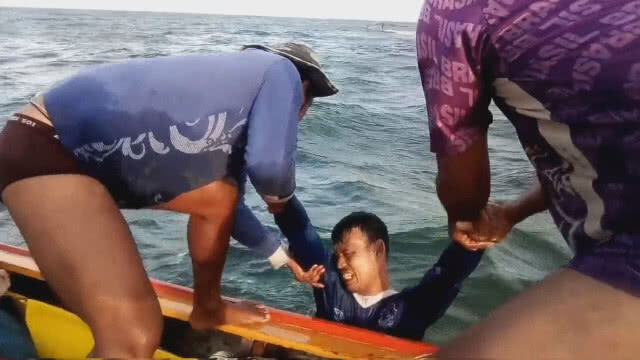 ดีที่ว่ายน้ำเก่ง! เรือแตกทะเลตรัง - 2 ลูกเรือว่ายน้ำกว่า 5 ก.ม. ขอความช่วยเหลือ (ชมคลิปเต็มด้านล่าง)