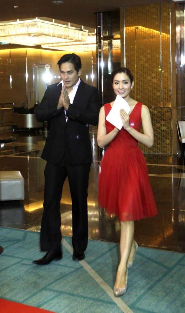 (คลิป) "สงกรานต์" ขอไม่ตอบ!!! เรื่องหย่า "แอฟ" ลั่น! แม้ไม่ได้อยู่ด้วยแต่จะคอยเติมส่วนที่ขาดให้ลูก