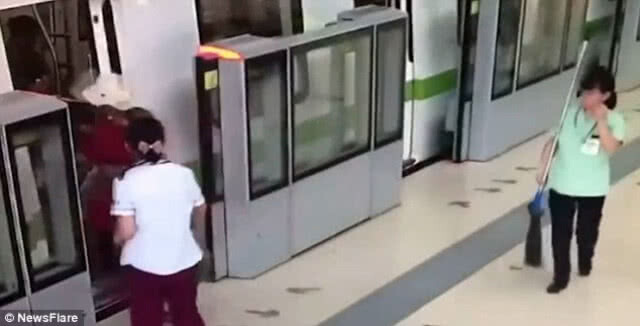 แม่ชาวจีน รีบจัด!! เดินเข้ารถไฟใต้ดิน จนลูกเข้าไม่ทัน