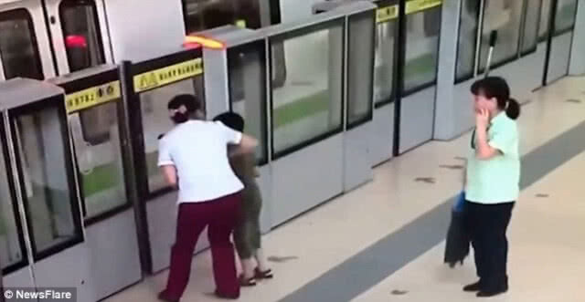 แม่ชาวจีน รีบจัด!! เดินเข้ารถไฟใต้ดิน จนลูกเข้าไม่ทัน