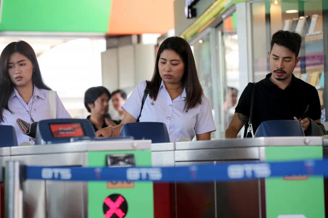 รถไม่เสีย...แต่อารมณ์เสีย!!  .... BTS ทวิตภาพผู้โดยสารทำอาหารหก