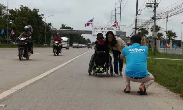 "ลุงหมี" ปั่นวีลแชร์ช่วยร.ร.ปัญญานุกูลถึงจ.พิษณุโลกแล้ว(มีคลิป)