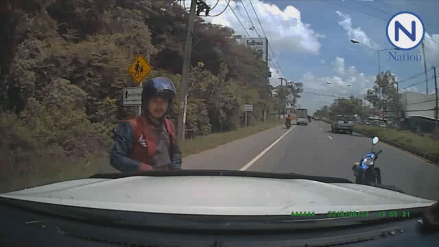 แชร์กันเพียบ!! หนุ่มขับมอเตอร์ไซค์ปาดหน้าใช้มีดฟันรถร้อยตำรวจเอก