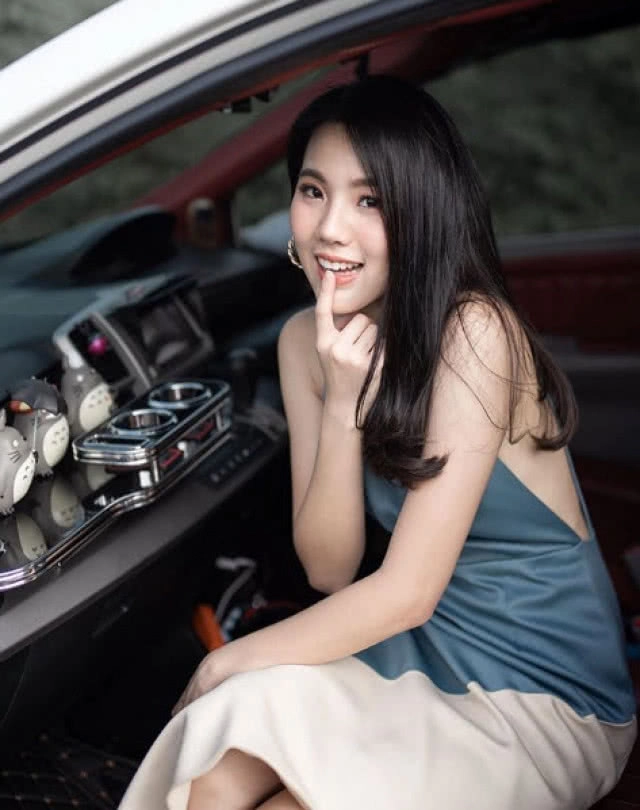 ส่องความสดใส "พลอยใส" นศ.ฝึกงานสุดแซ่บแห่งเมีย 2018