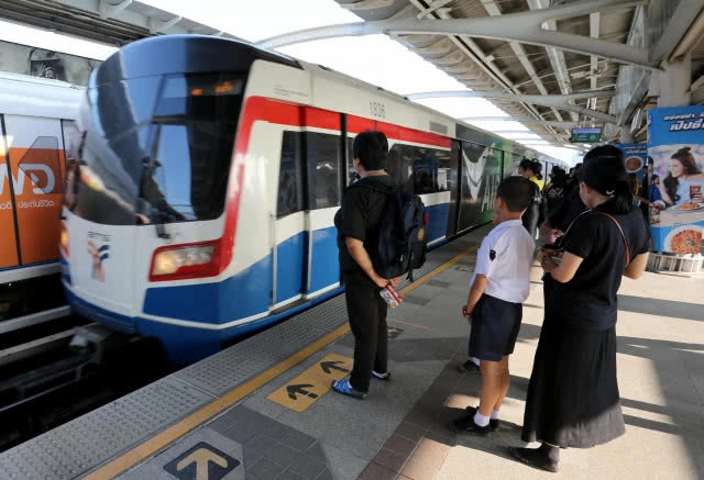 รถไม่เสีย...แต่อารมณ์เสีย!!  .... BTS ทวิตภาพผู้โดยสารทำอาหารหก