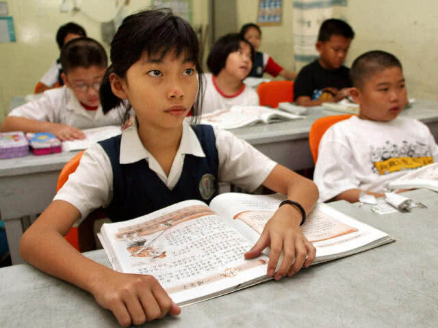 อึ้งเลย!!  รับจ้างทำการบ้านให้เด็กที่จีนกำลังระบาดหนัก