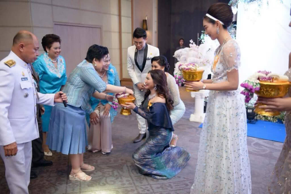 แฟชั่นโชว์การกุศล "แม่ลูกผูกพัน แบ่งปันให้น้อง"