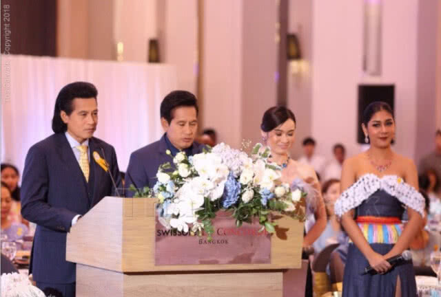 แฟชั่นโชว์การกุศล "แม่ลูกผูกพัน แบ่งปันให้น้อง"