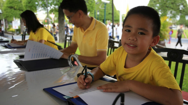 ร.10 เสด็จฯ ทรงบำเพ็ญพระราชกุศล วันเฉลิมพระชนมพรรษาพระราชินี