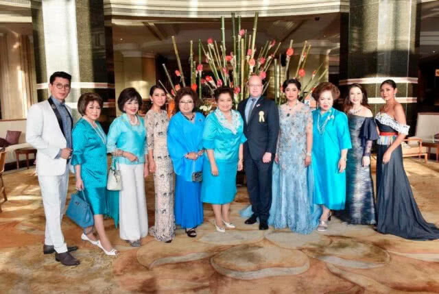 แฟชั่นโชว์การกุศล "แม่ลูกผูกพัน แบ่งปันให้น้อง"