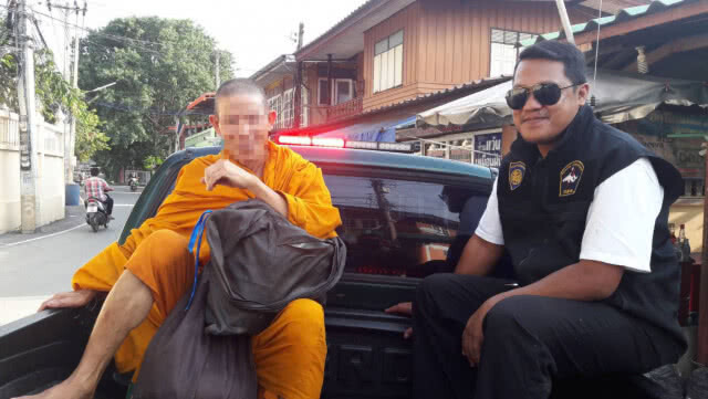 ชาวบ้านแจ้งฝ่ายปกครองตรวจสอบพระออกบิณฑบาตตี 1 ทุกวัน