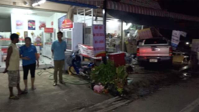 หนุ่มเมาหนักซิ่งกระบะชนแหลกรถยนต์-ร้านค้า เจ็บ 1 ราย