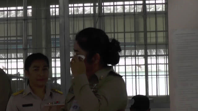 ผู้ต้องขังหญิงหลั่งน้ำตาดีใจได้รับเลี้ยงอาหารพระราชทาน