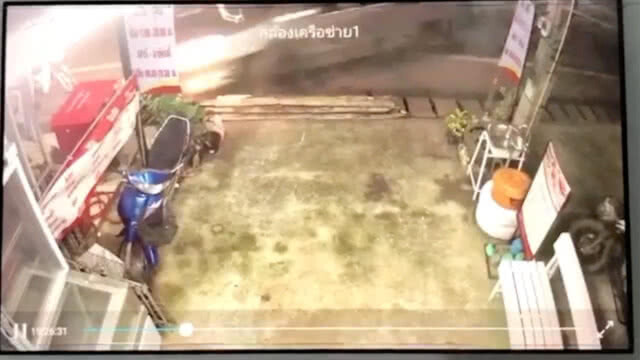 หนุ่มเมาหนักซิ่งกระบะชนแหลกรถยนต์-ร้านค้า เจ็บ 1 ราย