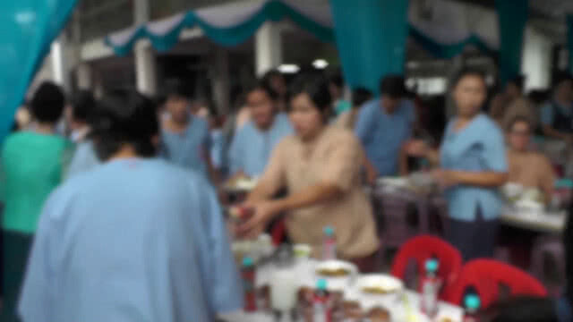 ผู้ต้องขังหญิงหลั่งน้ำตาดีใจได้รับเลี้ยงอาหารพระราชทาน