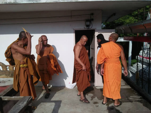 ชาวบ้านแจ้งฝ่ายปกครองตรวจสอบพระออกบิณฑบาตตี 1 ทุกวัน