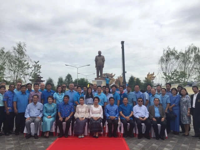 พิธีประดิษฐานอนุสาวรีย์ บิ๊กเติ้ง ประชาชนและนักการเมืองแห่ร่วมคึกคัก