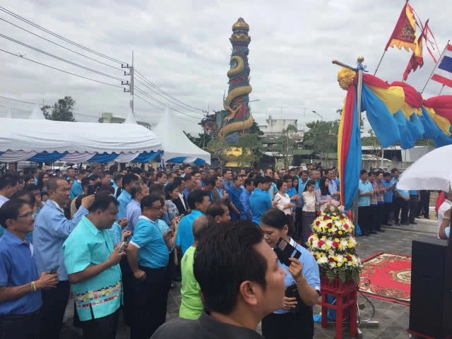 พิธีประดิษฐานอนุสาวรีย์ บิ๊กเติ้ง ประชาชนและนักการเมืองแห่ร่วมคึกคัก