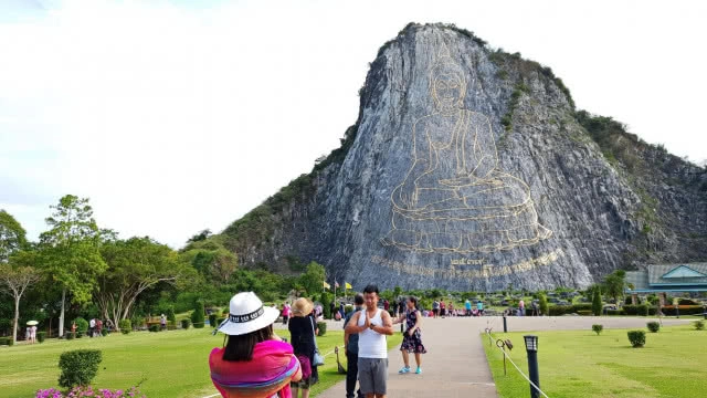 นักท่องเที่ยวหลั่งไหลสักการะ พระพุทธรูปแกะสลักเขาชีจรรย์ วิงวอนให้เสี่ยอ้วนได้รับผลแห่งกรรม(มีคลิป)