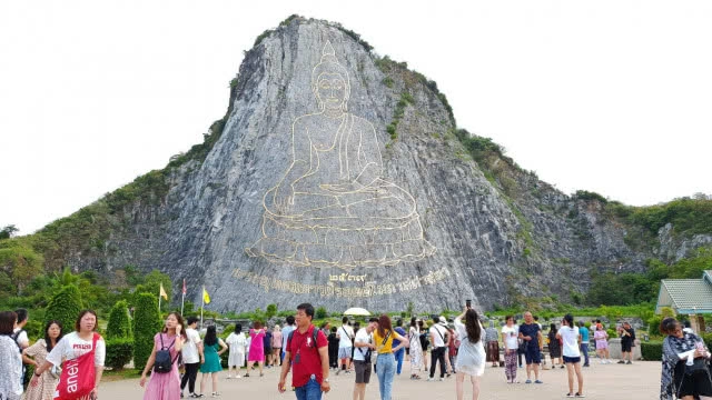 นักท่องเที่ยวหลั่งไหลสักการะ พระพุทธรูปแกะสลักเขาชีจรรย์ วิงวอนให้เสี่ยอ้วนได้รับผลแห่งกรรม(มีคลิป)