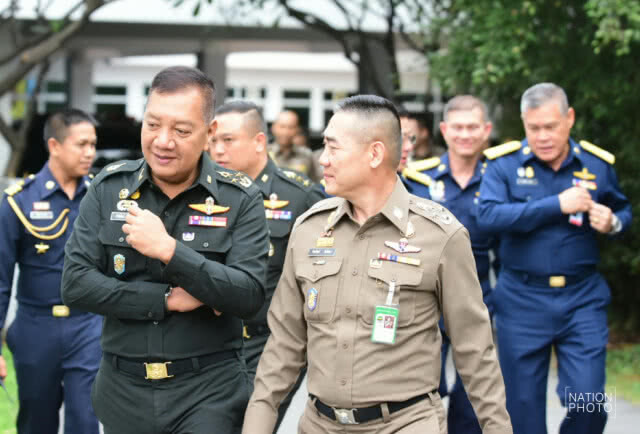 ผบ.เหล่าทัพ ตบเท้าเข้าอวยพรวันเกิด 73 ปี บิ๊กป้อม