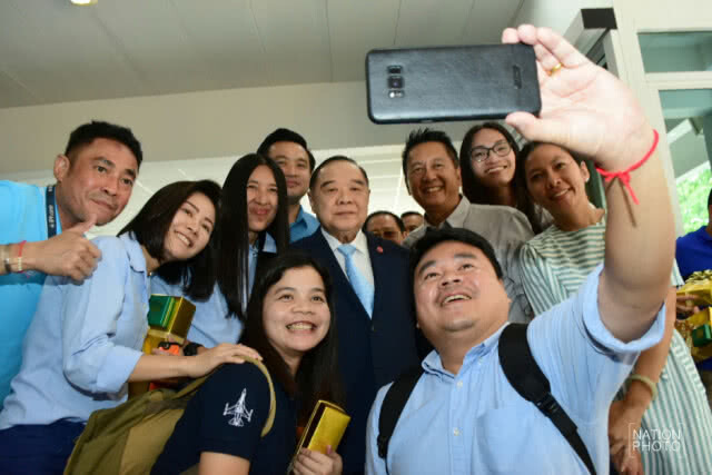 ผบ.เหล่าทัพ ตบเท้าเข้าอวยพรวันเกิด 73 ปี บิ๊กป้อม