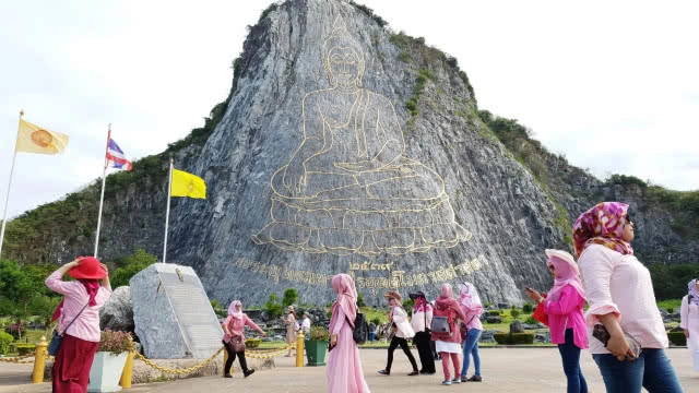นักท่องเที่ยวหลั่งไหลสักการะ พระพุทธรูปแกะสลักเขาชีจรรย์ วิงวอนให้เสี่ยอ้วนได้รับผลแห่งกรรม(มีคลิป)