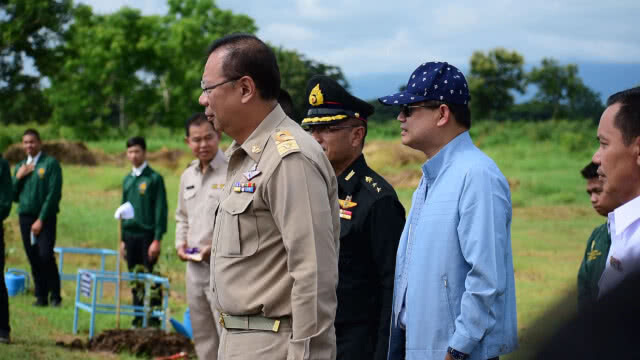 ผู้ว่าราชการจังหวัดพะเยา ปลูกต้นรวงผึ้ง เฉลิมพระเกียรติฯ