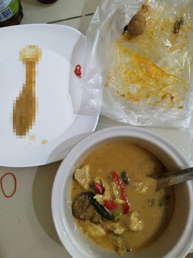 แทบพุ่ง! สาวซื้อแกงถุงเจอของแถม ทำเอากินข้าวไม่ลง ร้องยี้ทั้งโซเชียล