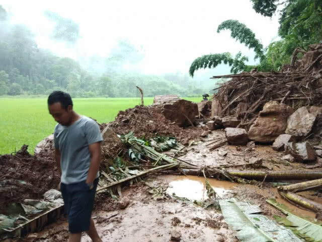 ฝนตกหนัก ก้อนหิน-ดินสไลด์ปิดทับเส้นทางอีก