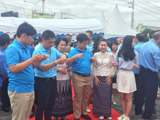 พิธีประดิษฐานอนุสาวรีย์ บิ๊กเติ้ง ประชาชนและนักการเมืองแห่ร่วมคึกคัก