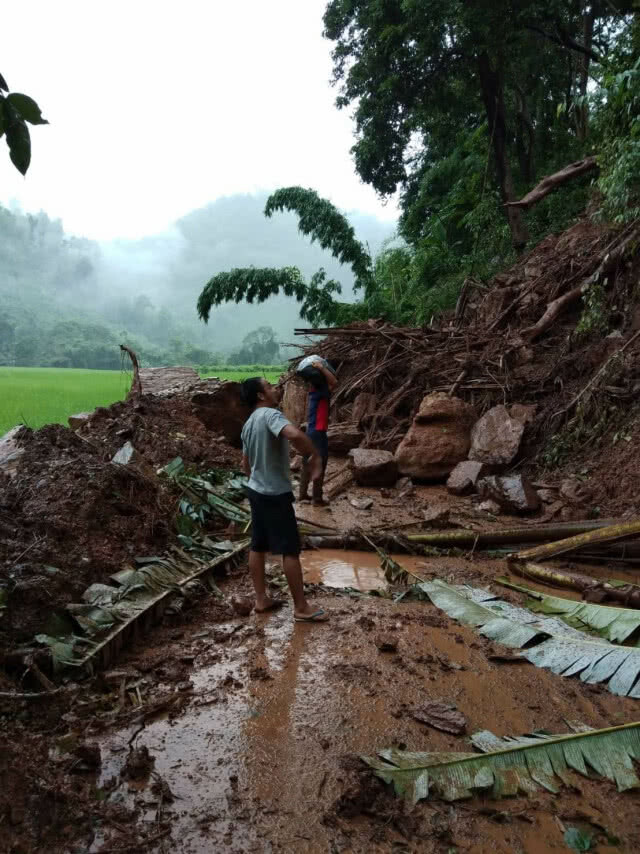 ฝนตกหนัก ก้อนหิน-ดินสไลด์ปิดทับเส้นทางอีก