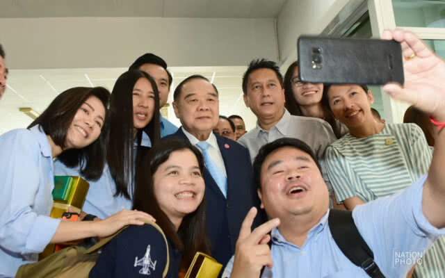 ผบ.เหล่าทัพ ตบเท้าเข้าอวยพรวันเกิด 73 ปี บิ๊กป้อม