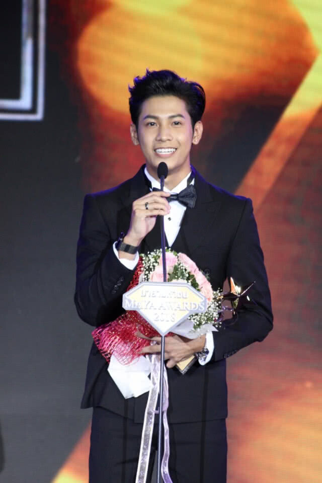 "สิงโต" เสียดายเงินแฟนคลับทำโปรเจ็กวันเกิด มอบทุนการศึกษาในชื่อ "คุณแม่ที่จากไปแล้ว"