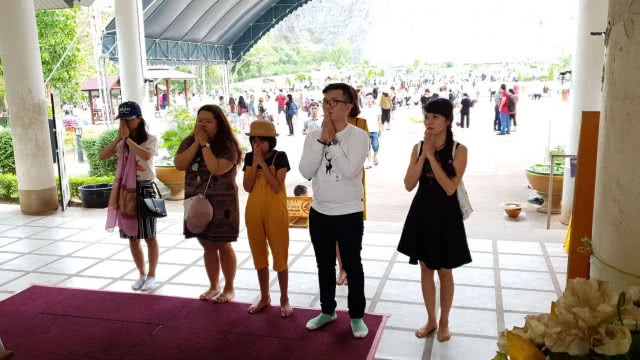 นักท่องเที่ยวหลั่งไหลสักการะ พระพุทธรูปแกะสลักเขาชีจรรย์ วิงวอนให้เสี่ยอ้วนได้รับผลแห่งกรรม(มีคลิป)